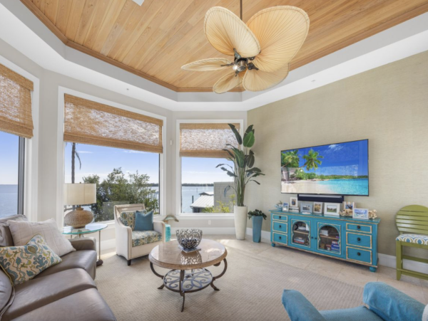 Bay to Gulf  Luxury Five Bedroom Vacation Home with Pool